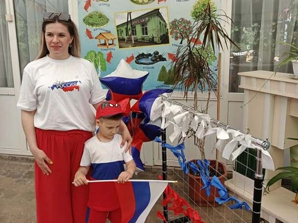 Фотография к новости «Акция «Российский триколор» ко Дню России» — 5
